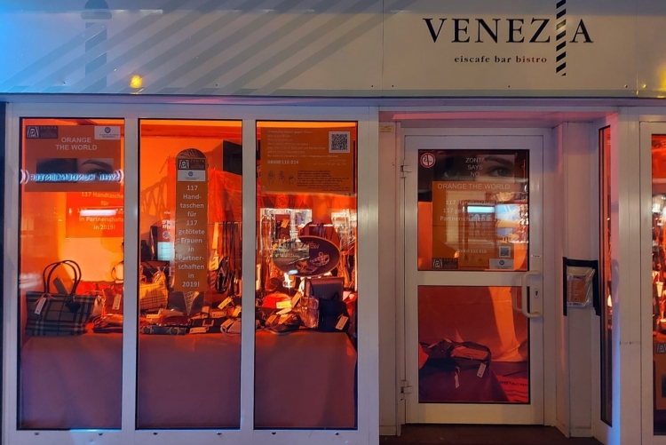 Pop up Shop im Eiscafé Venezia - 117 Handtaschen für 117 getötete Frauen