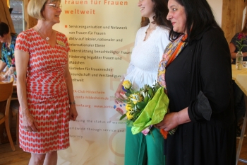 von links: Petra Herzog (Präsidentin ZC Hildesheim), YWPA Preisträgerin Batoul Ibrahim, Bürgermeisterin Beate König 